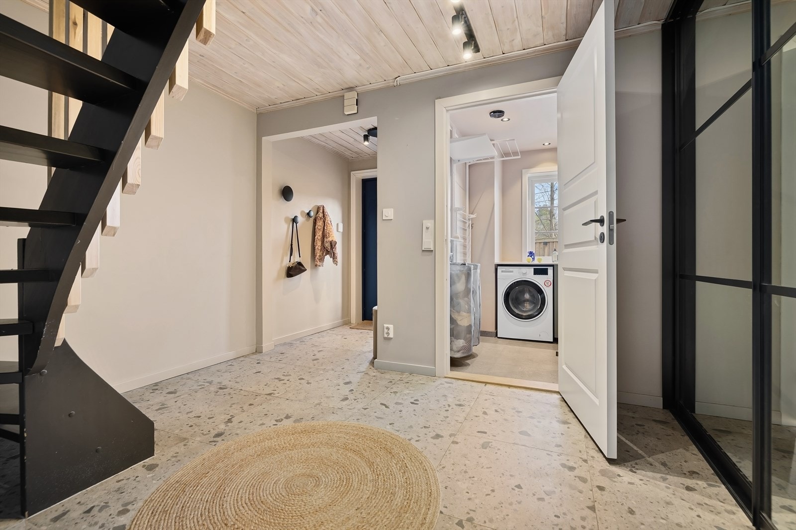 Videre er det et praktisk vaskerom i underetasjen. Galleribilde
