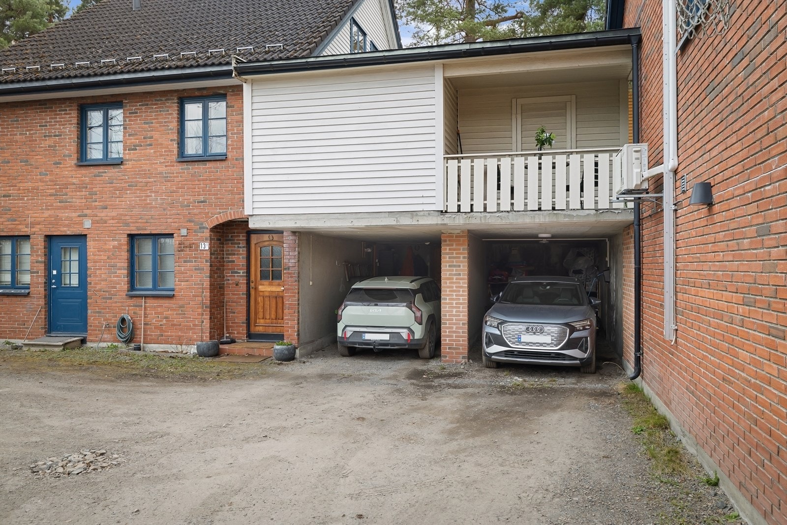 Boligen har parkering i carport. Galleribilde