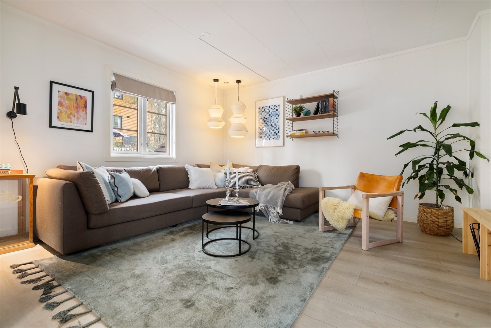 Hyggelig stue med god plass til sofa og annen ønsket møblering. Galleribilde
