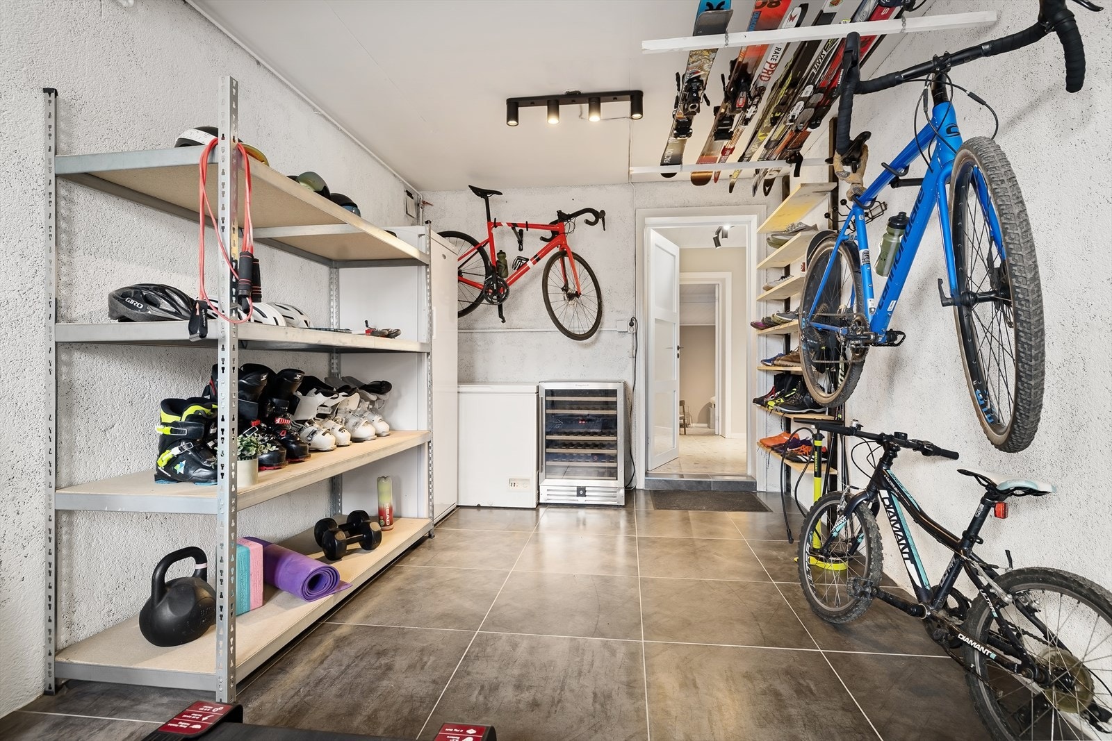 Romslig disponibelt rom med god plass til oppbevaring. Galleribilde