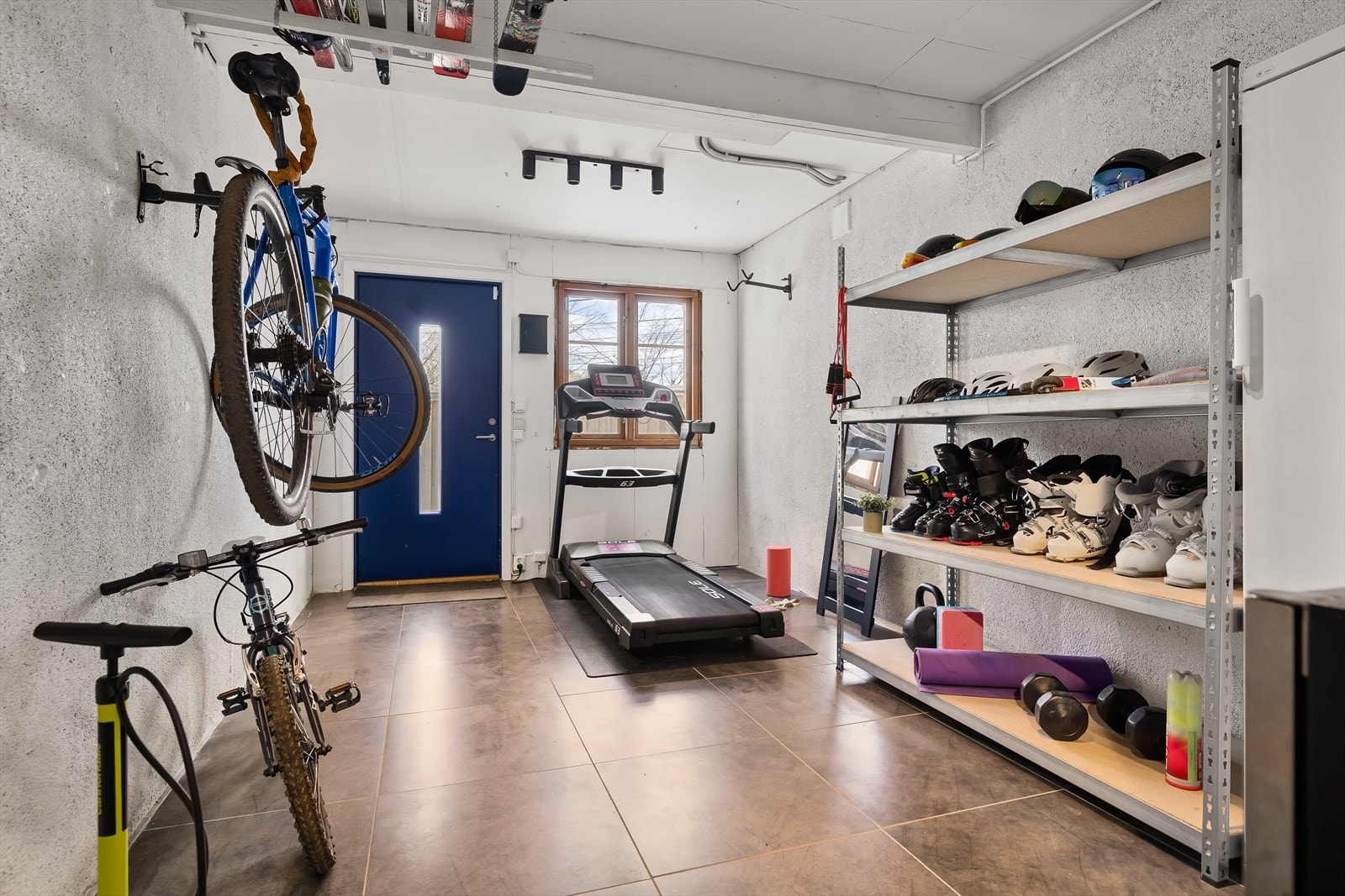Egen inngang til disponibelt rom i kjelleren. Galleribilde