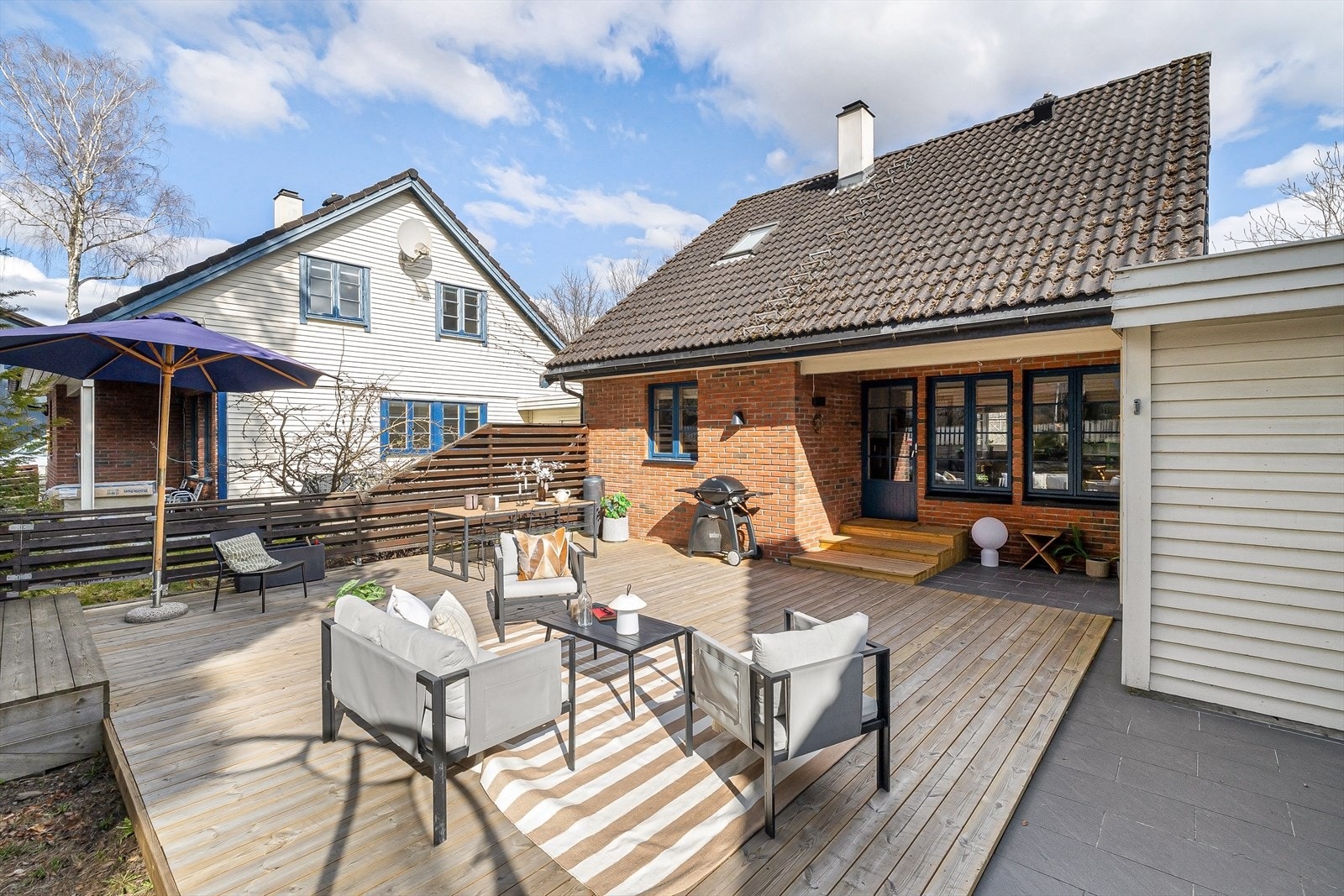 Vennersborgveien 13C ligger i et veletablert og attraktivt boligområde på Bestum, godt skjermet og med nærhet til Hoff, Skøyen og Oslofjorden/Bestumkilen. Galleribilde