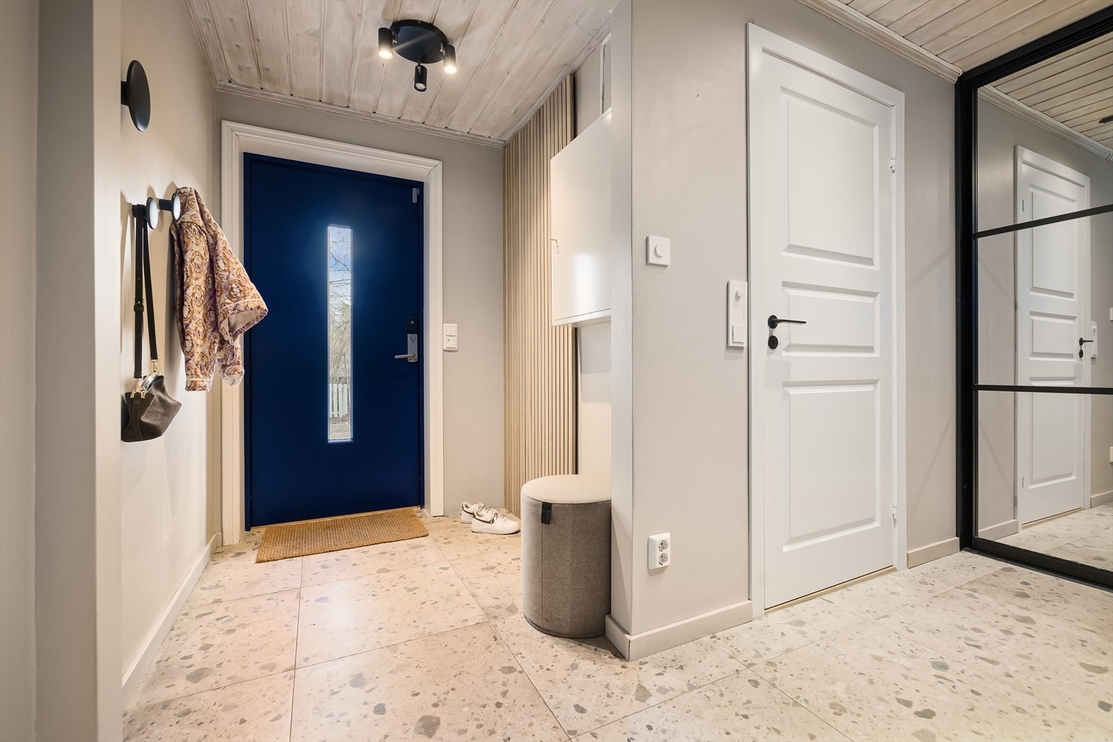 Praktisk med egen inngang til underetasjen. Galleribilde