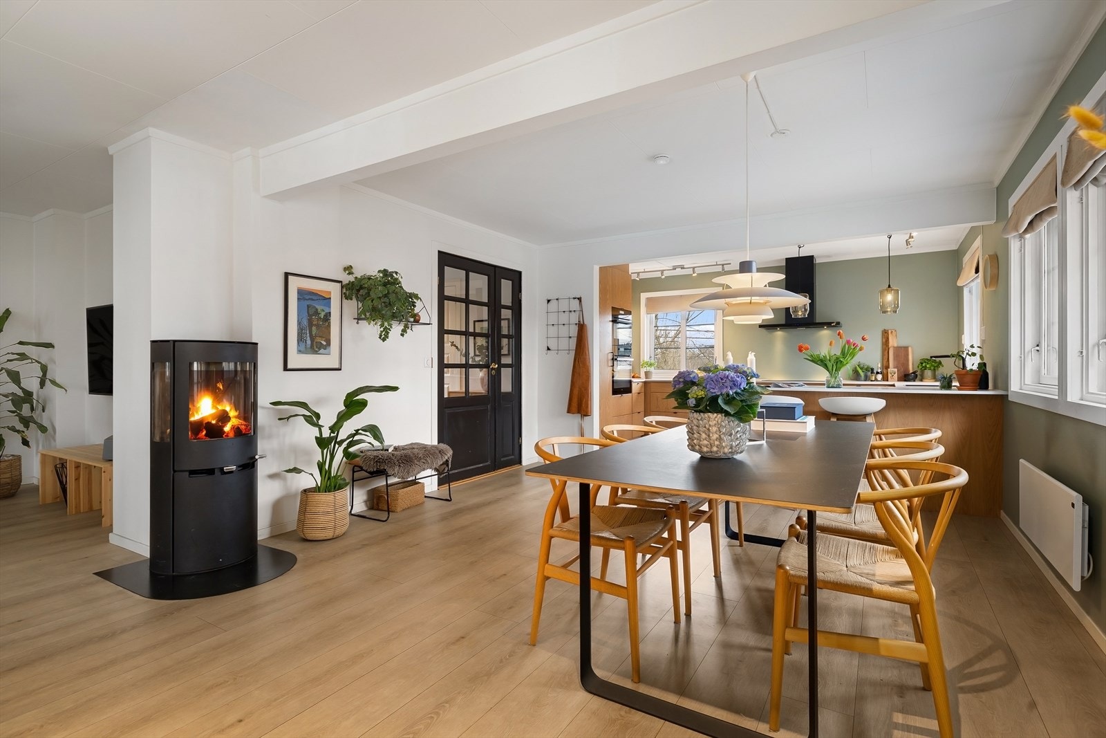 Gjennomgående lyse og moderne innvendige overflater. Galleribilde