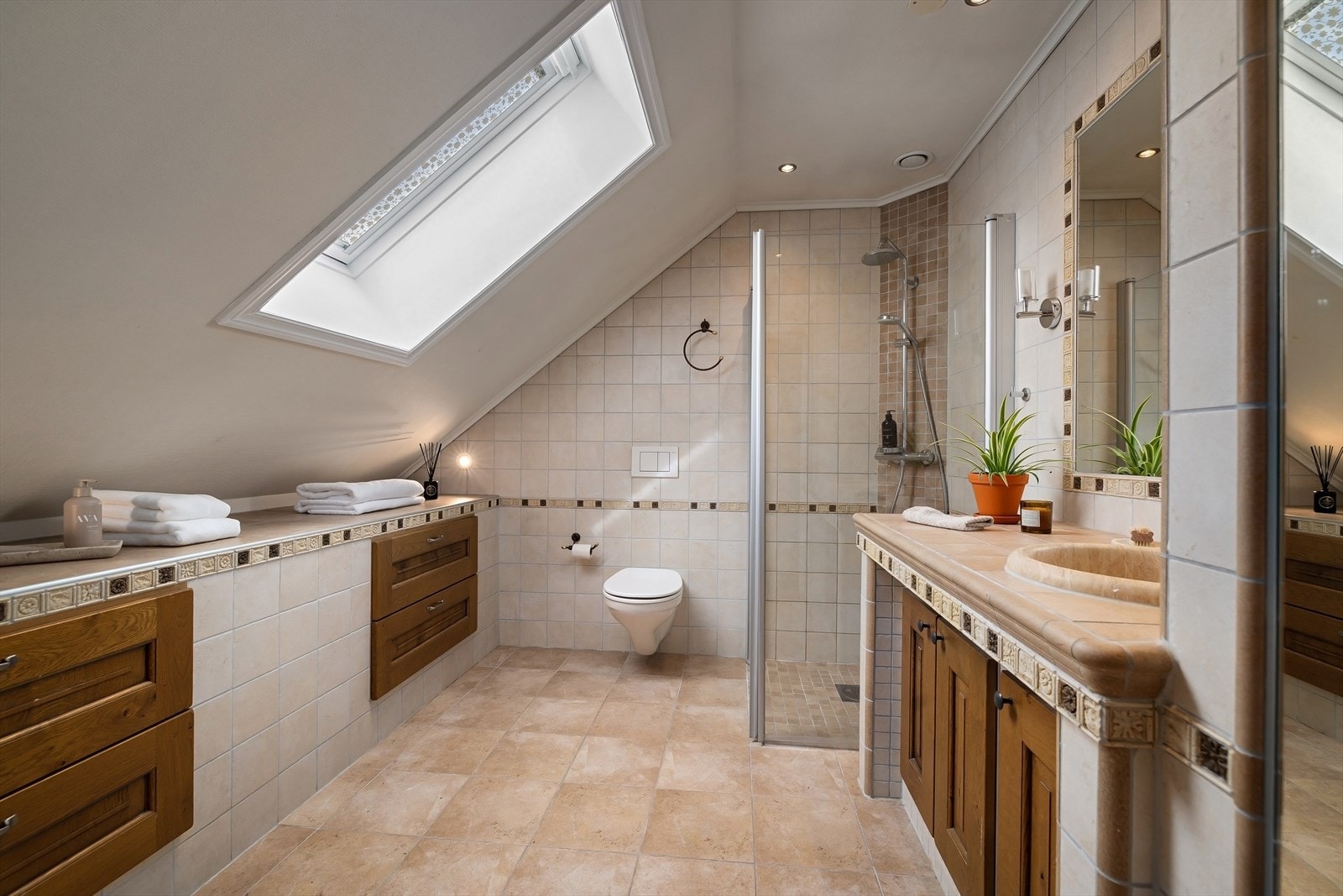 Badet er innredet med baderomsinnrending med heldekkende servant med innrammet speil. Galleribilde