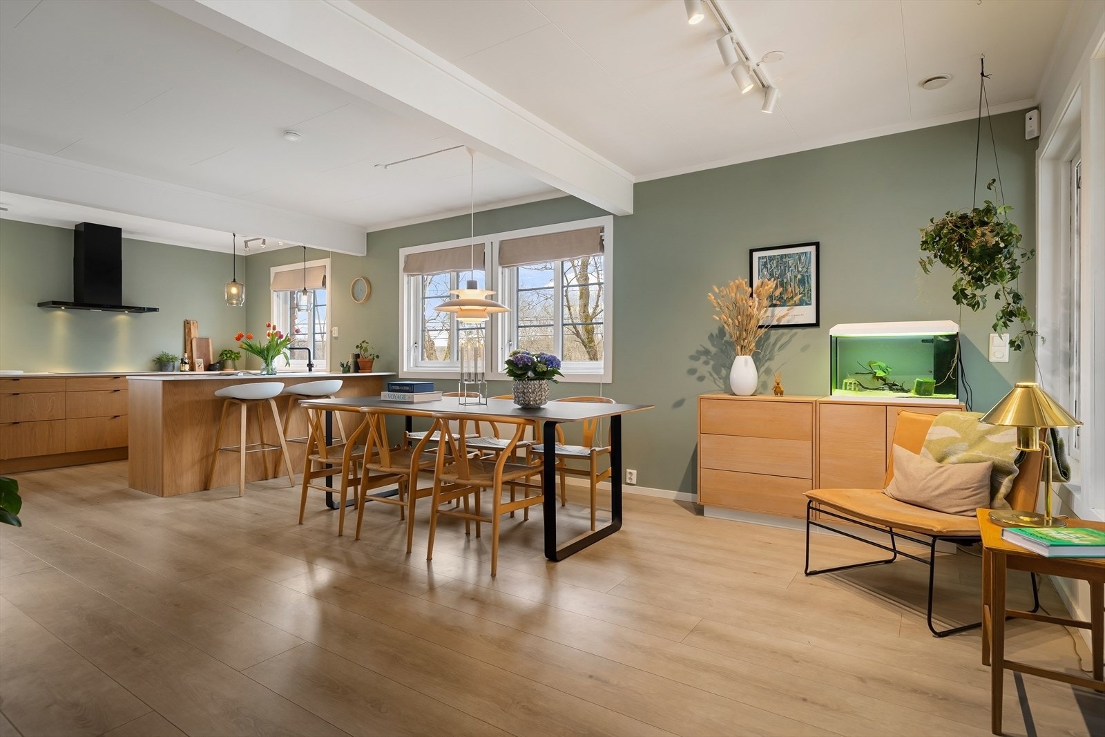 Her er det god plass til å samle familie og venner for hyggelige sammenkomster. Galleribilde