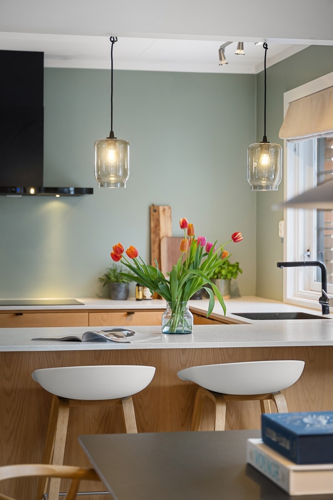 Her får du en flott harmoni mellom design og funksjon, med gjennomtenkte løsninger i skandinavisk stil. Galleribilde