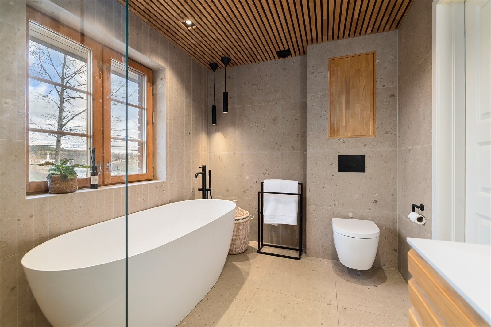 Badet er innredet med baderomsinnrending med profilerte fronter, heldekkende servant og rundt speil med integrert lys. Galleribilde