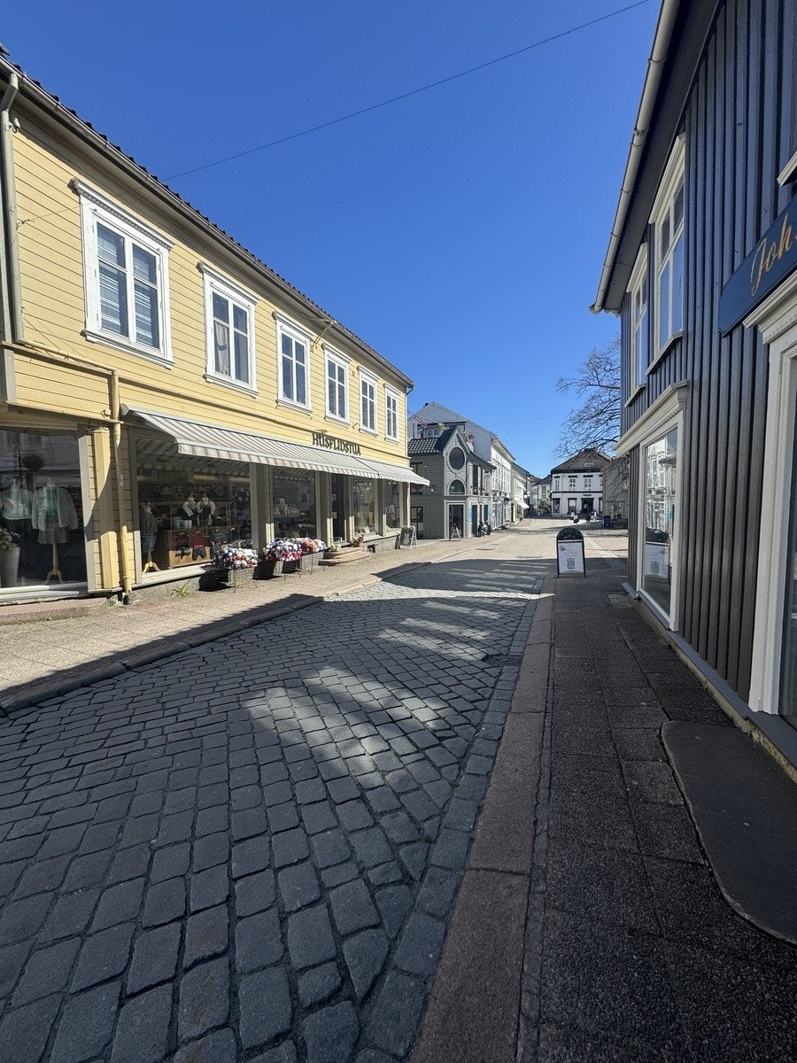 Gågata, rett utenfor leiligheten Galleribilde