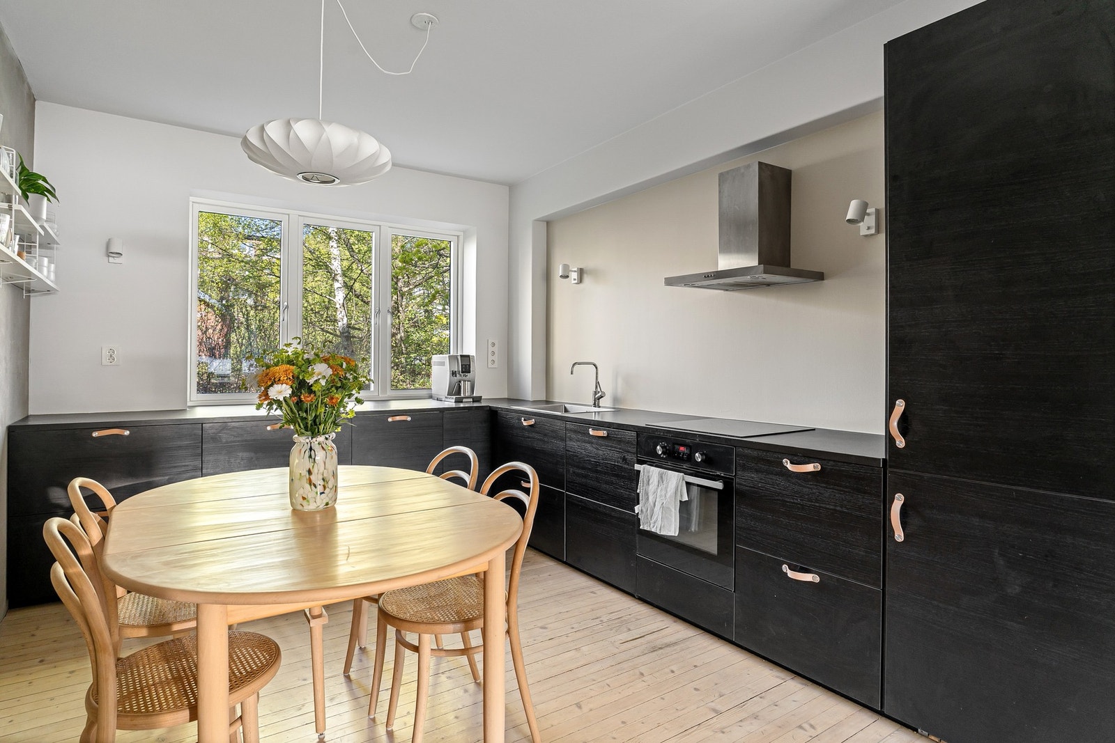 Kjøkkenet ble pusset opp i 2014, med en praktisk og tidsriktig løsning fra IKEA. Galleribilde