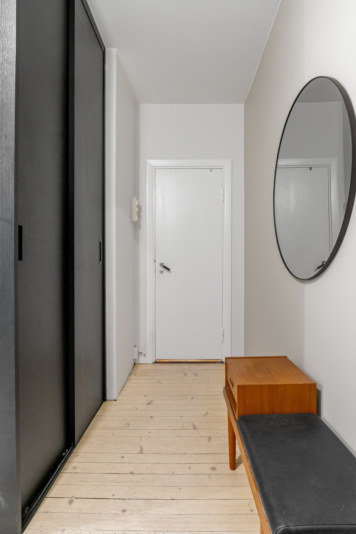 Svært gode oppbevaringsmuligheter i leiligheten, med flere skyvedørsgarderober. Det elektriske anlegget ble oppgradert i 2014, ref. tidligere salgsoppgave. Galleribilde