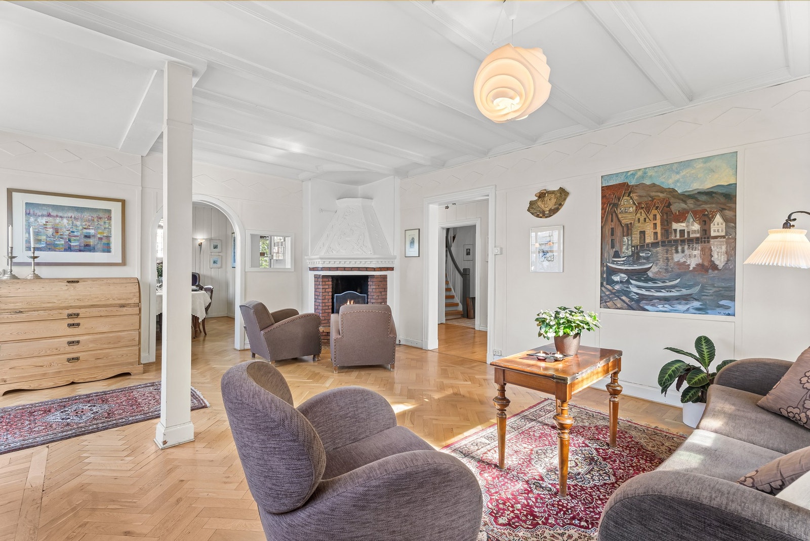 I 1. etg. er det stue og spisestue med parkett i klassisk fiskebeinsmønster, som gir et tidløst og eksklusivt preg. Galleribilde