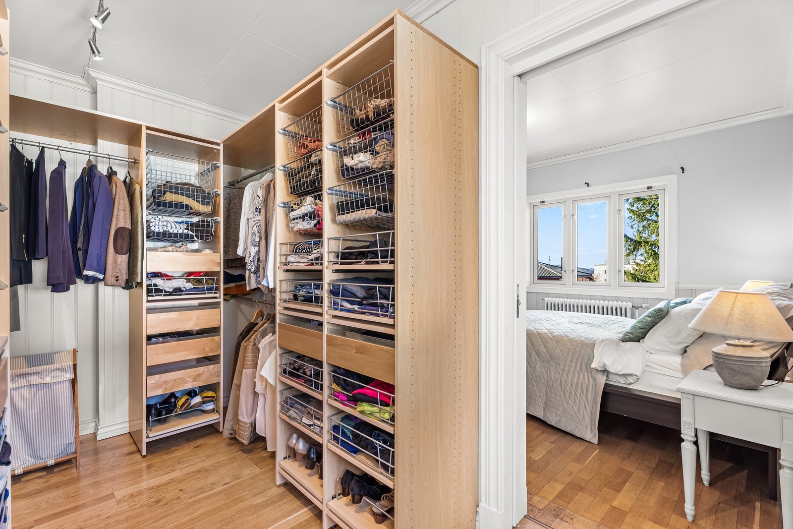 Mellom soverommene er det i dag et stort rom for garderobe. Galleribilde