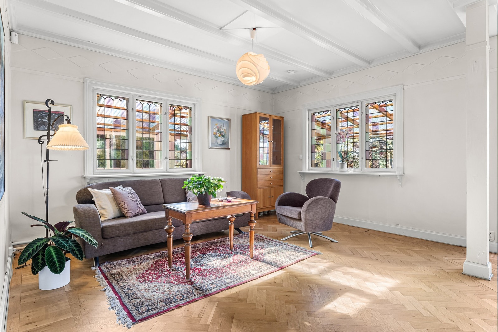 Stuen gir godt med plass og naturlige soner for TV-sone . Galleribilde