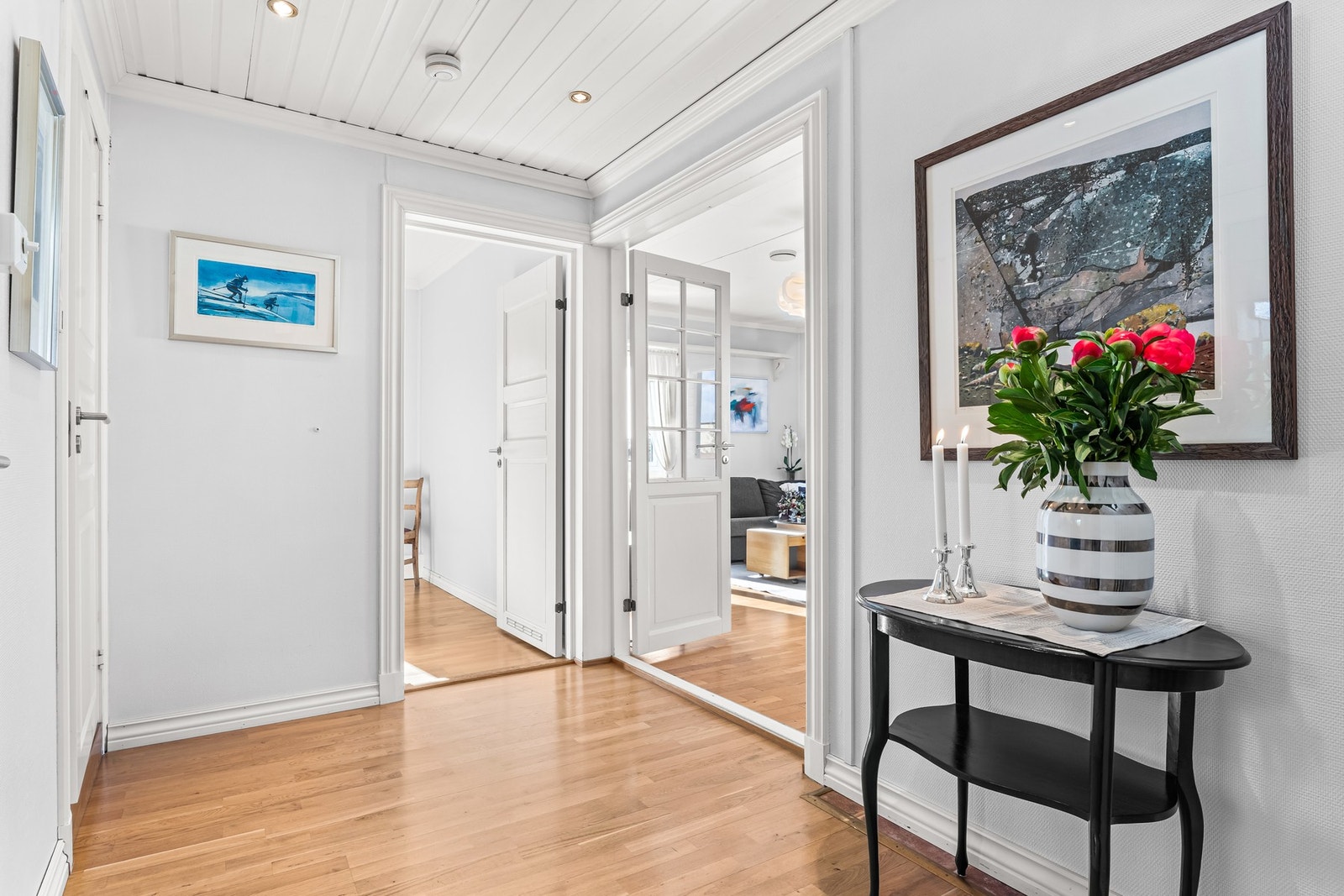 Videre gir gangen adkomst til et moderne bad, stue og soverom. Galleribilde