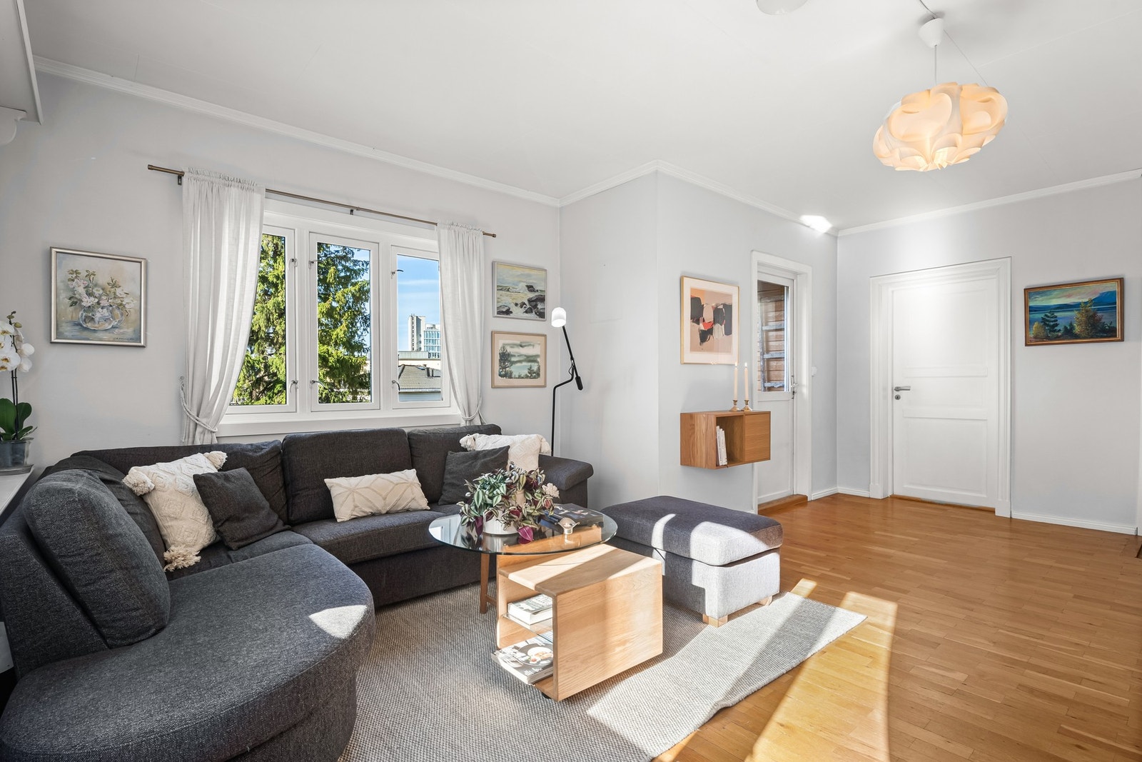 Fra stuen i 2. etasje er det utgang til en solfylt veranda. Galleribilde