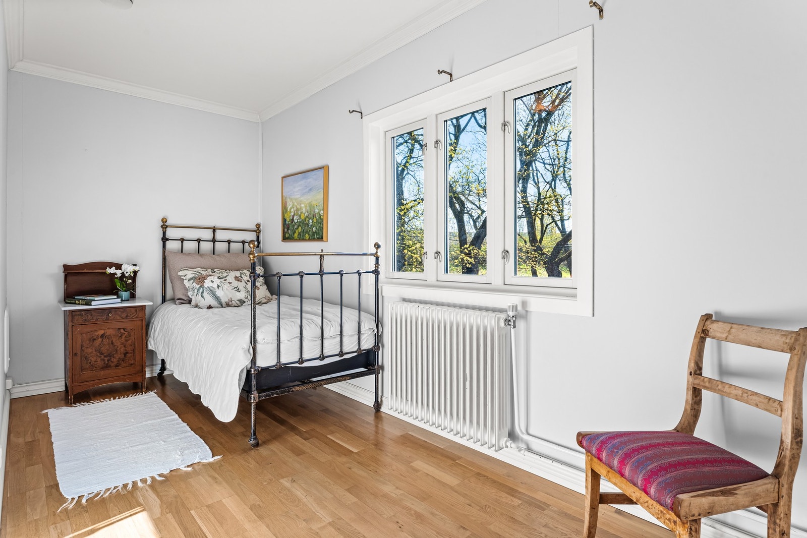 Et soverom i 1. etg og tre i 2. etg. gir en fleksibel løsning som passer godt for både familier og de som ønsker hjemmekontor. Galleribilde