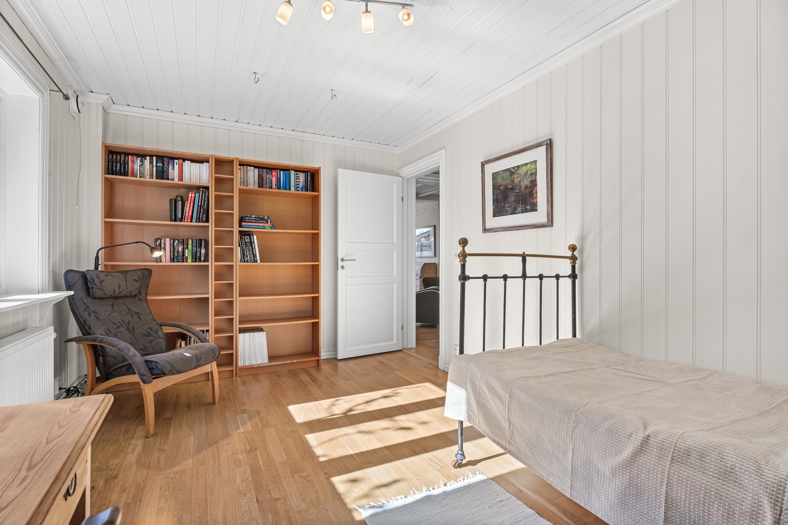 Soverommet i 1. etasje er målt til ca. 13,4 kvm og har senket, lydisolert himling som bidrar til en rolig og skjermet atmosfære. Galleribilde