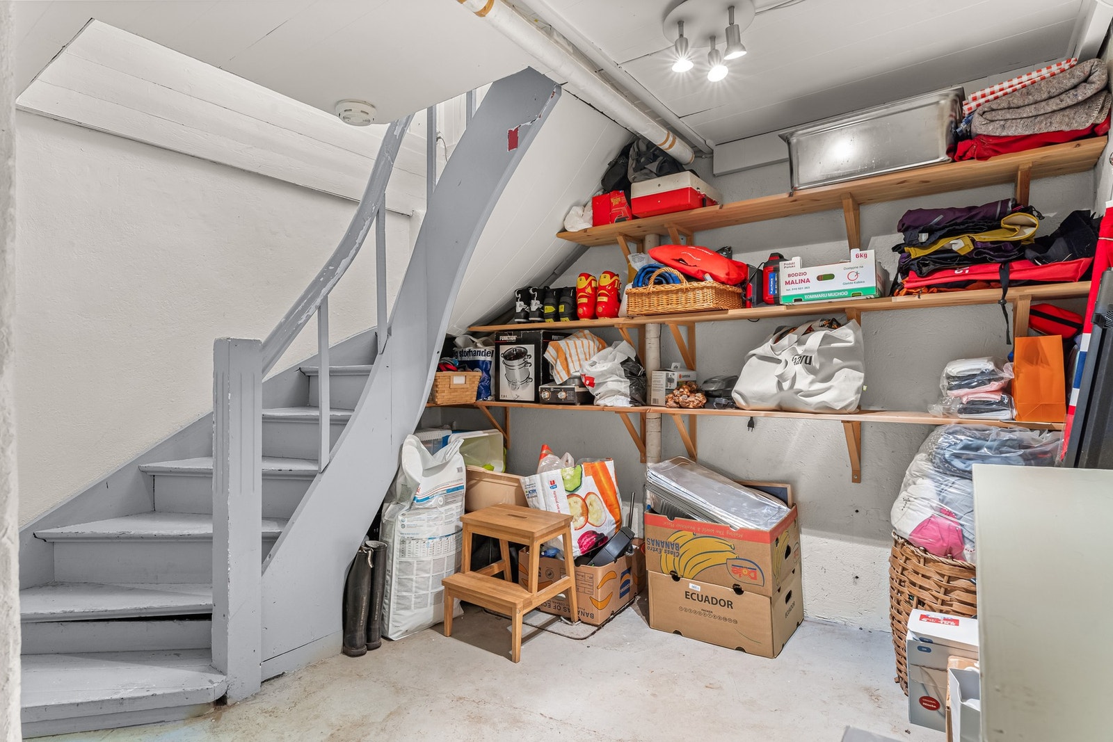 Det er godt med lagringsplass i innvendige boder og i mellomgang i kjeller. Galleribilde