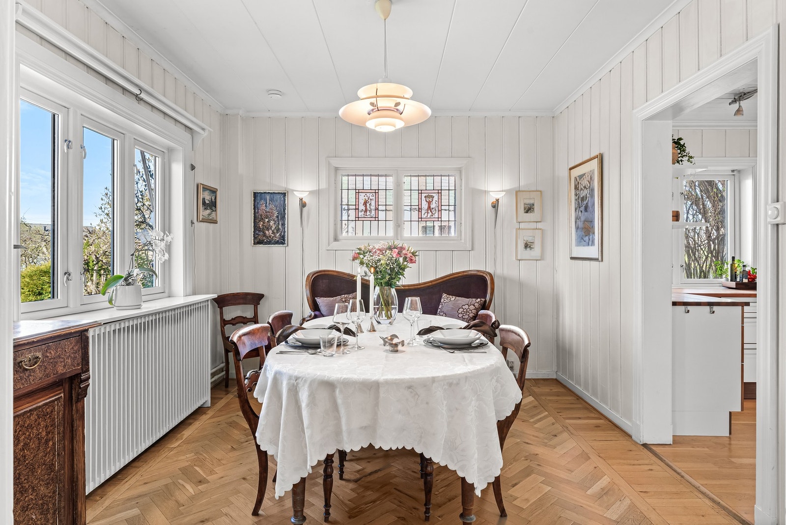 Mellom stue og kjøkken er det egnet plass for stor spisestue. Galleribilde