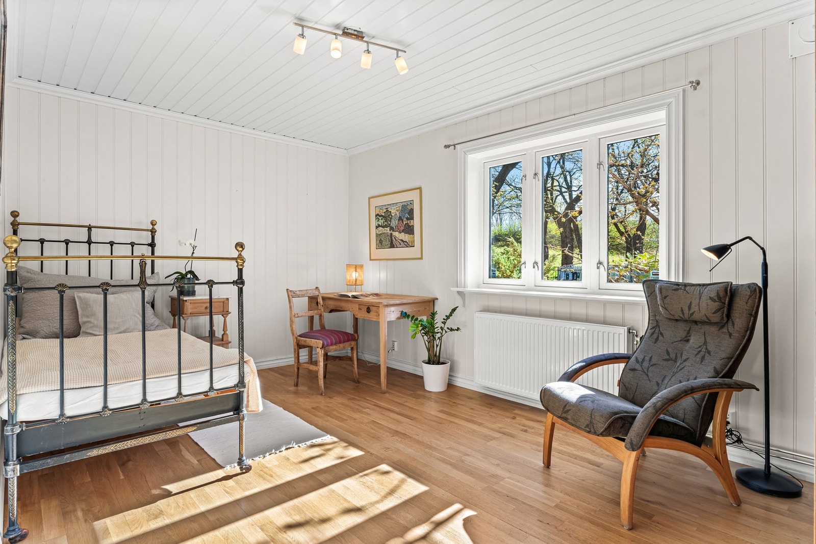 Boligen har totalt fire soverom, med ett i 1. etasje og tre i 2. etasje. Galleribilde