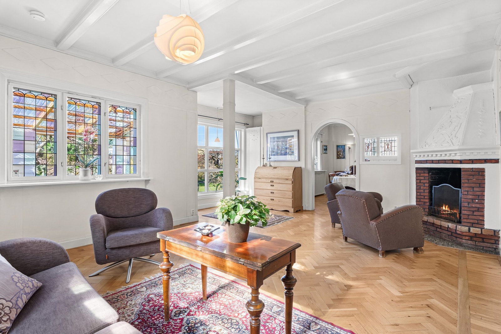 Begge stuer er utstyrt med peis, som gir effektiv oppvarming og hyggelig stemning. Utgang herifra til stor veranda. Galleribilde