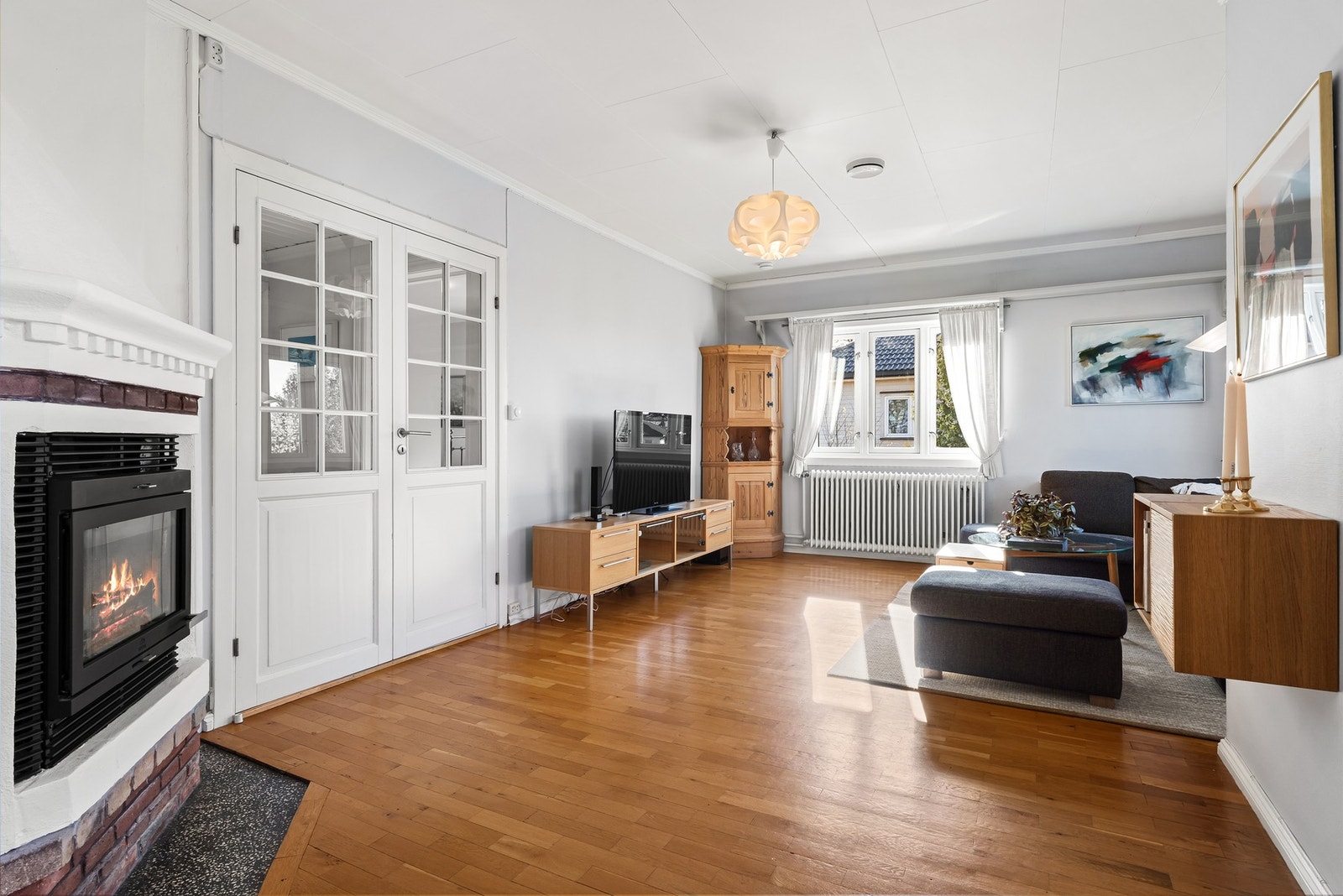 Her også er det peis for lun stemning og god varmekilde i vinterhalvåret. Galleribilde