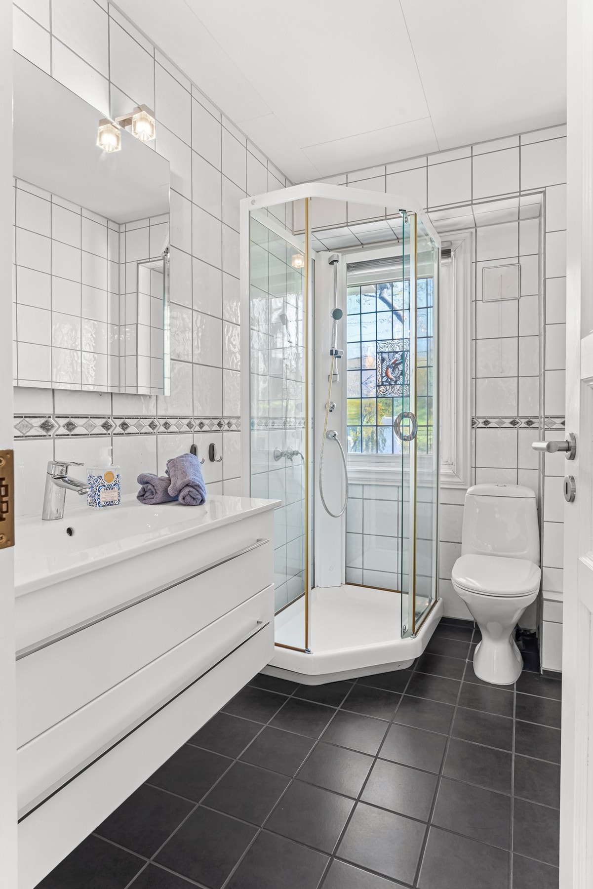 Badet i 1. etasje har flislagte vegger og gulv med varmekabler. Galleribilde