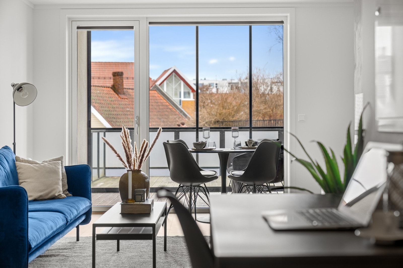 Stue med utgang til innglasset terrasse Galleribilde