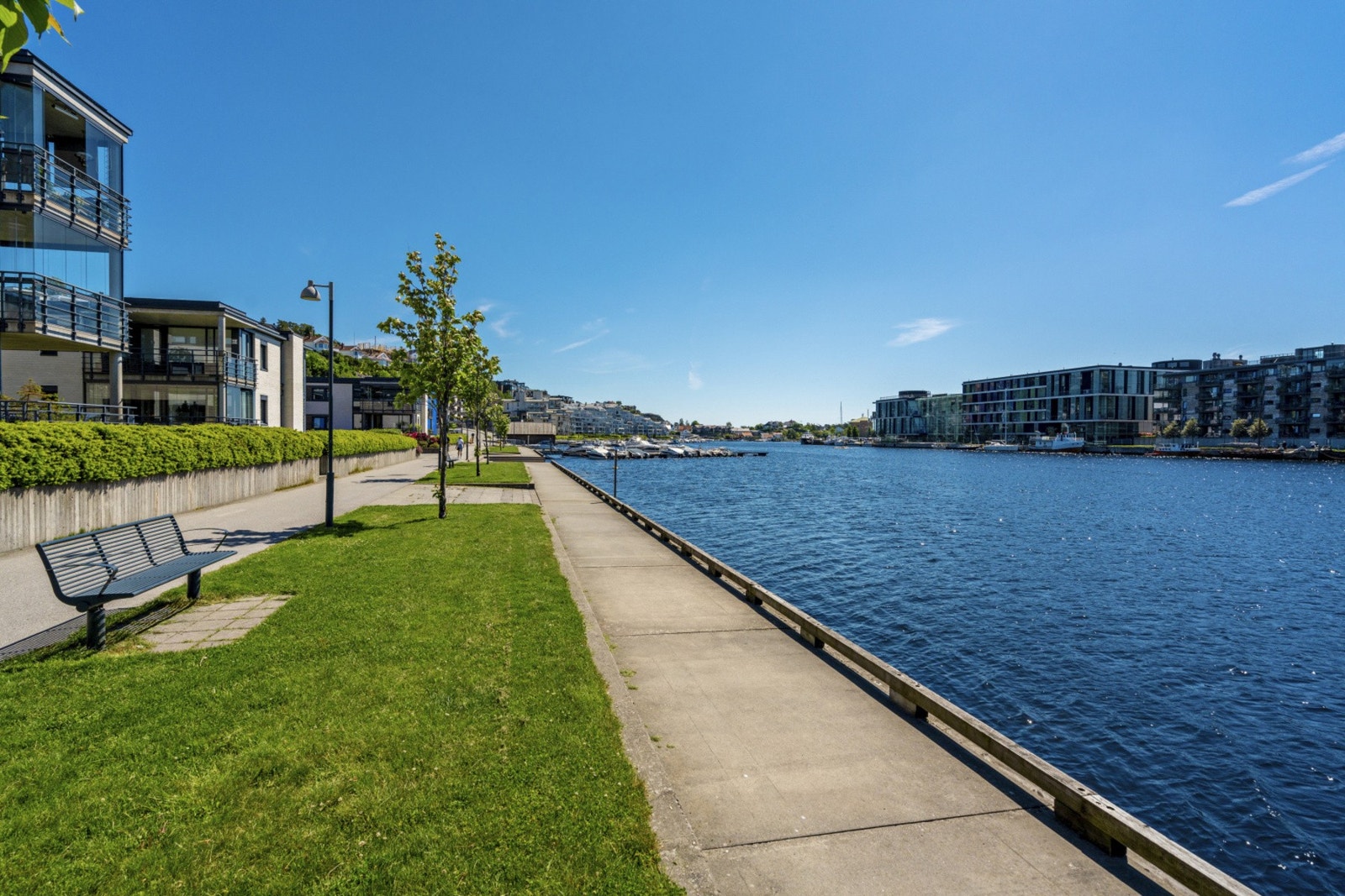 Hyggelig promenade langs elva Galleribilde