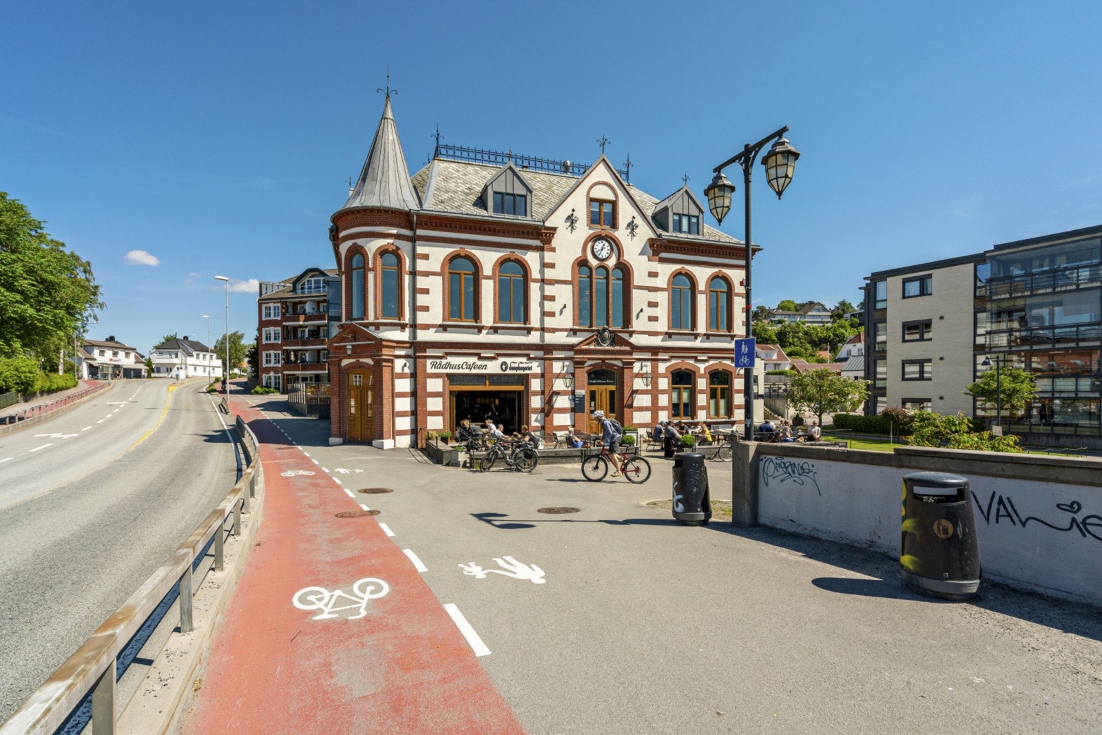 Rådhuscafeen er nærmeste nabo Galleribilde