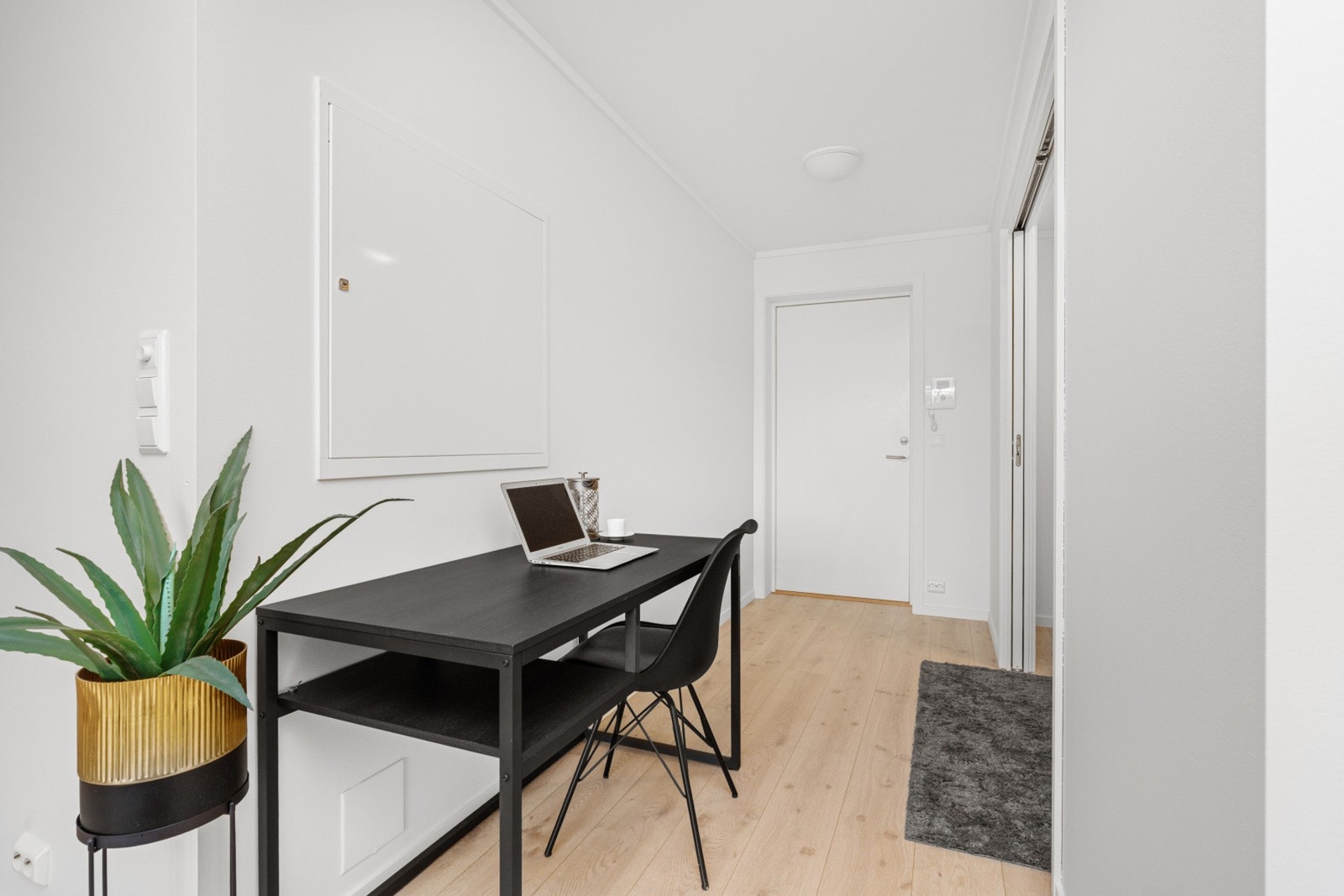 Entre med plass til skrivebord Galleribilde