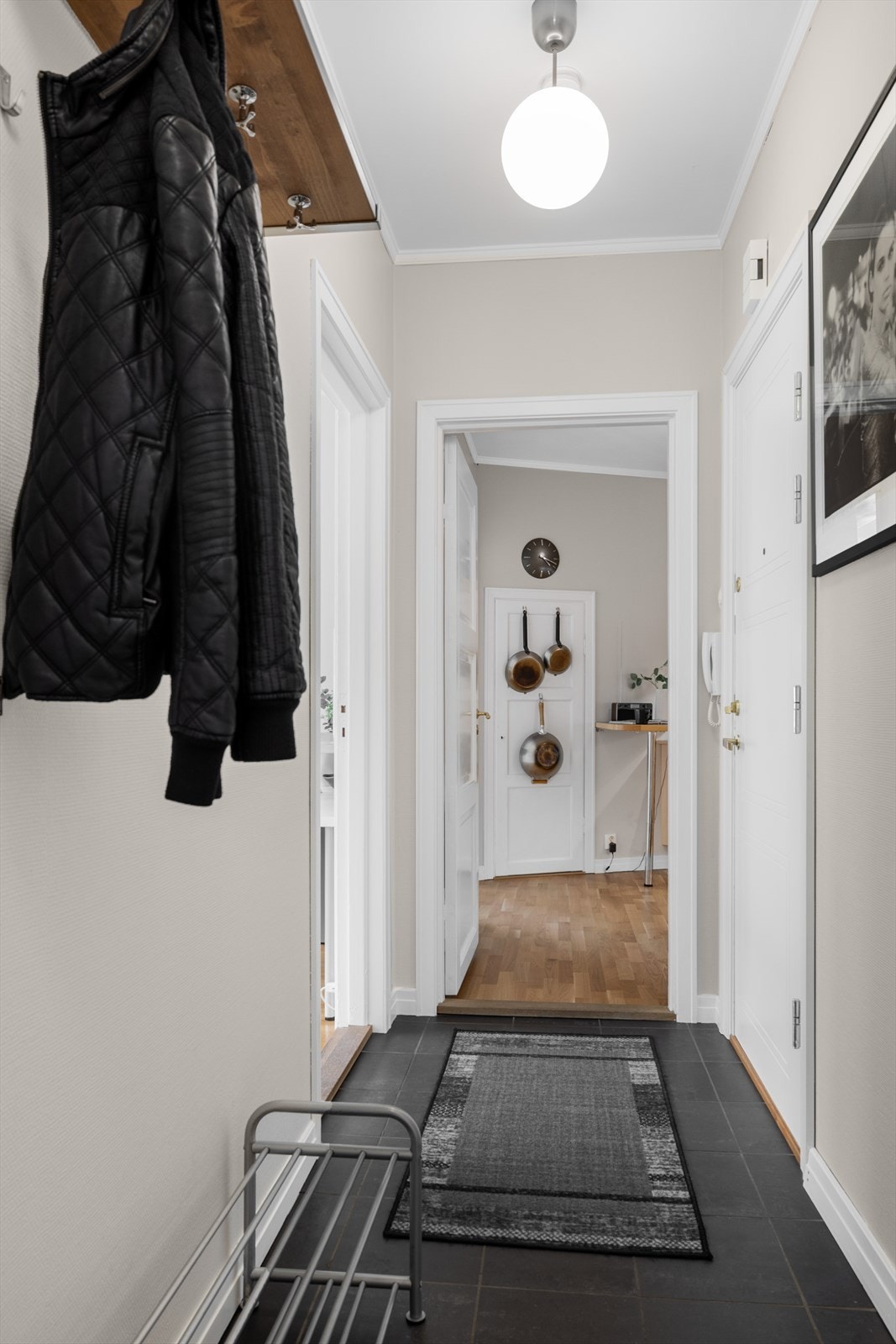 Gangareal med malte flater og forbindelse mellom stue, soverom og bad Galleribilde