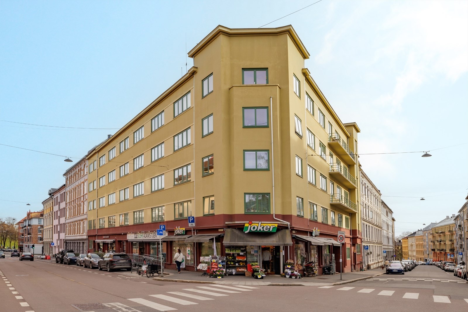 Boligbygget er oppført i 1930 med fasade i malte pussede flater Galleribilde