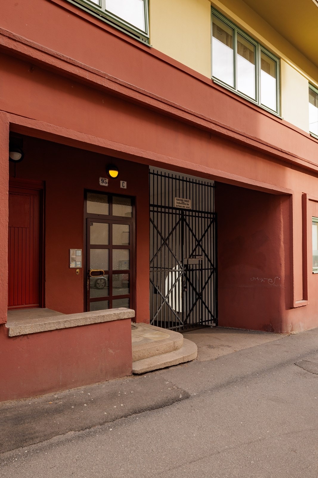 Inngangsparti til Ullevålsveien 95 C med klassisk bygårdspreg Galleribilde