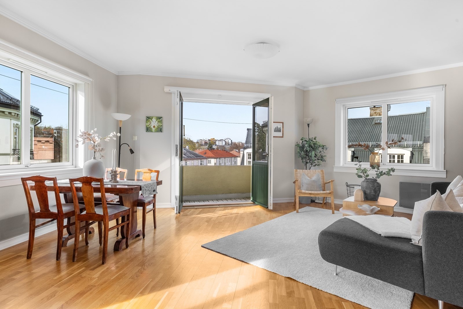 Stue og spiseplass med god flyt mellom sonene og utgang mot fransk luftebalkong Galleribilde