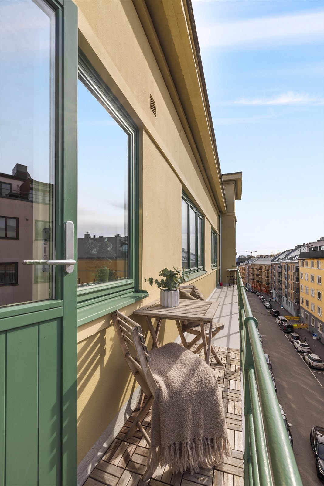 Luftig balkongparti med plass til enkel møblering og utsyn mot nærliggende bebyggelse Galleribilde