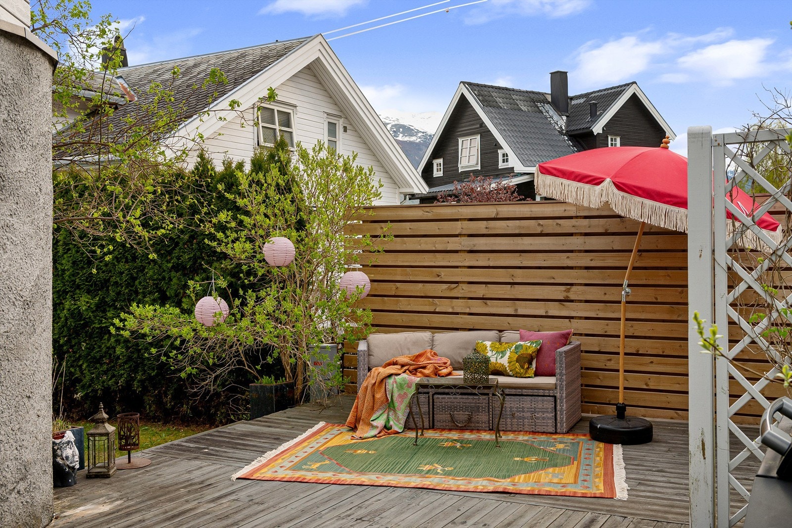 Boligen har flere verandaer og en koselig terrasse/veranda med levegg Galleribilde