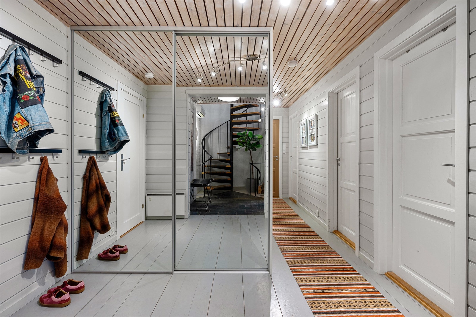 I gangen er det skyvedørsgarderobe med speildører Galleribilde