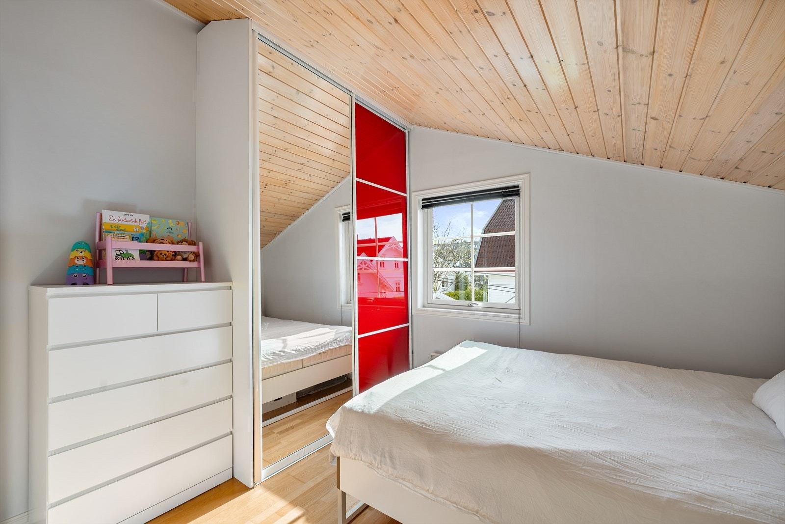 Skyvedørsgarderobe med speilfronter gir effektiv oppbevaring. Galleribilde