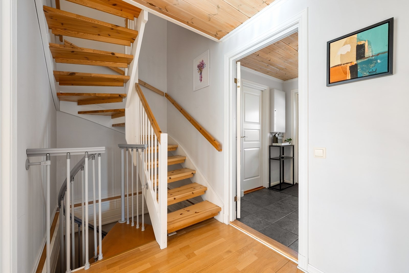 Videre går trappen opp til 2. etasje. Galleribilde
