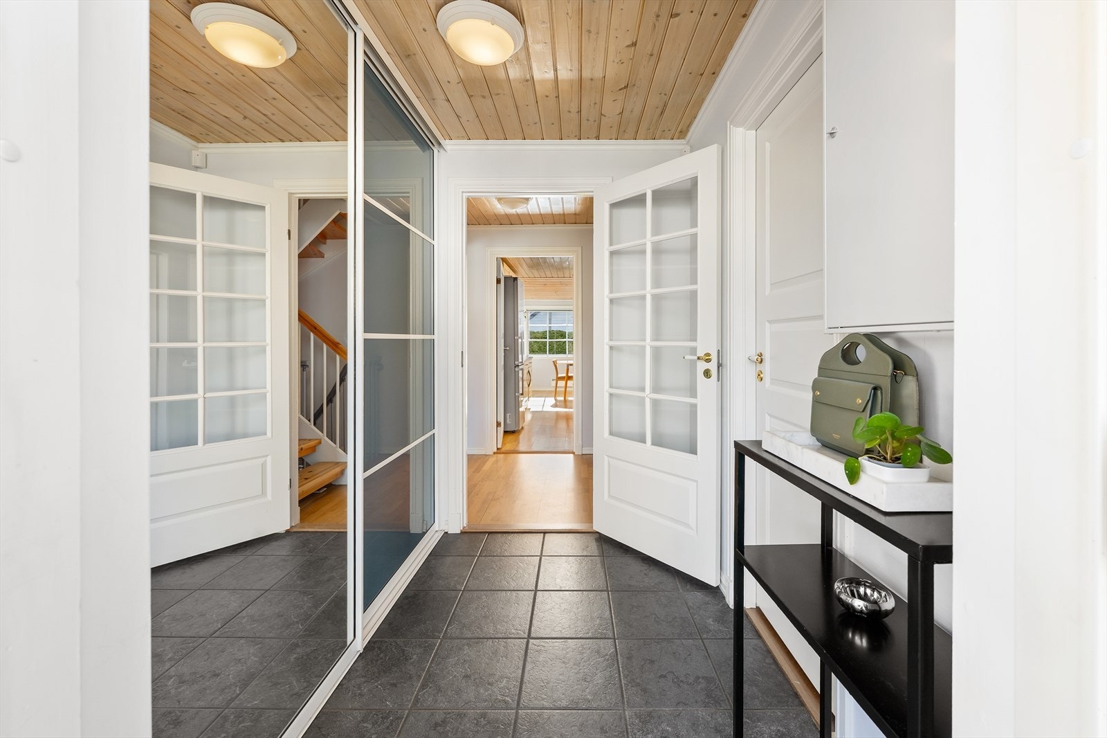 Entréen har flislagt gulv og rikelig med plass til garderobeløsninger. Galleribilde