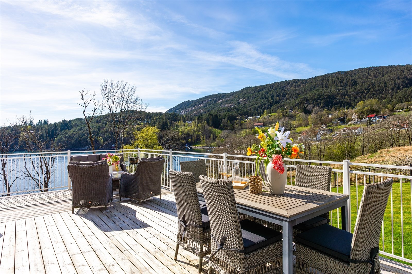 Den vestvendte terrassen på 82 m² er en fantastisk forlengelse av stuen, med god plass til flere sittegrupper | Galleribilde