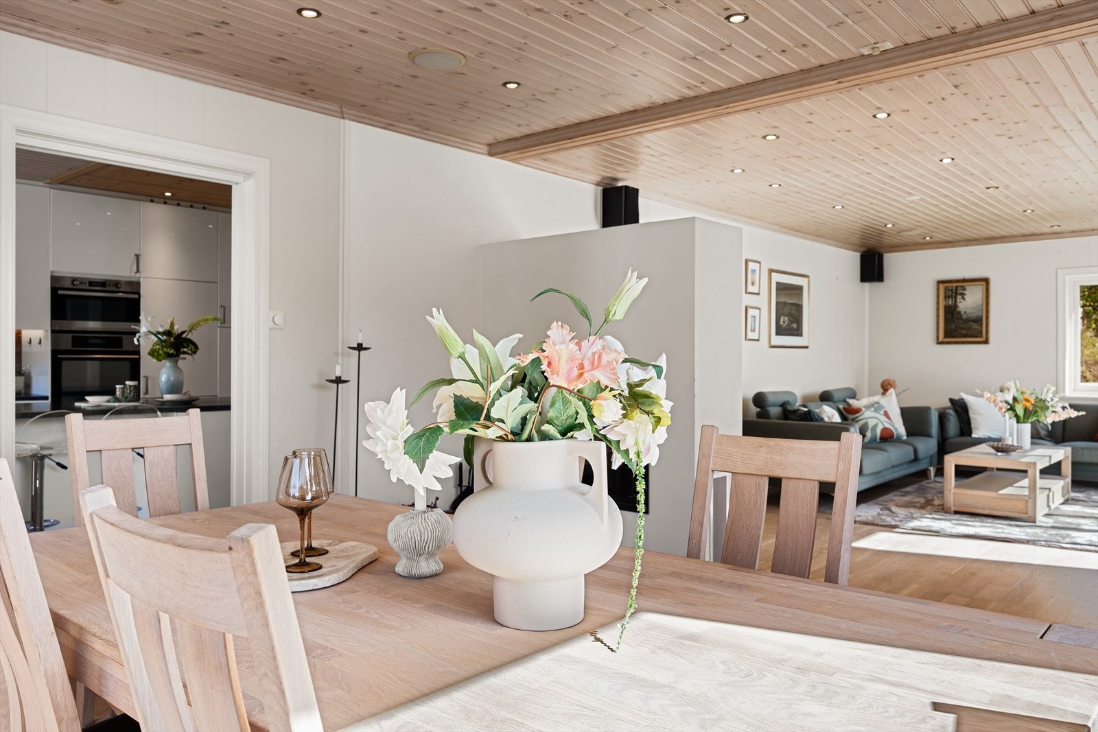 Spisestuen ligger i åpen løsning med stuen og har god plass til langbord | Galleribilde
