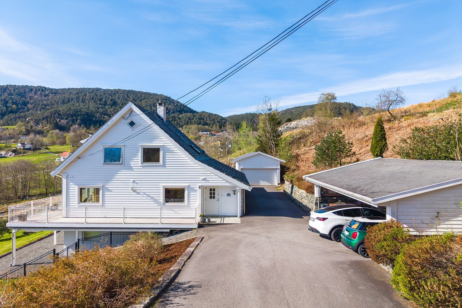 Eiendommen har en frittstående carport fra 2013, i tillegg til garasje | Galleribilde