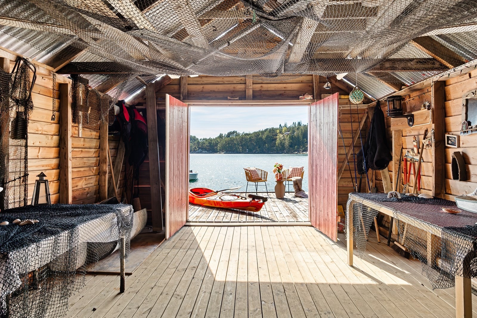 Naustet fra 1965 gir rikelig med lagringsplass for båt- og fiskeutstyr | Galleribilde