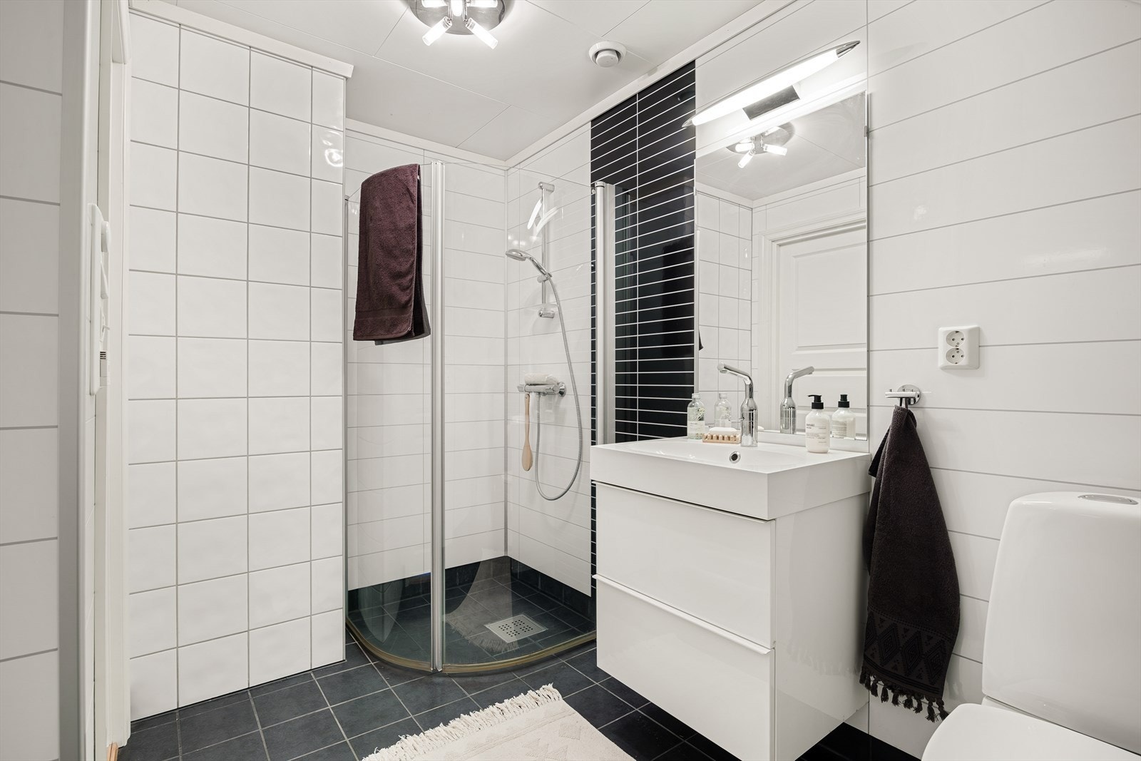 Badet på loftet med servant, dusjhjørne og toalett. Det er varme i gulv | Galleribilde