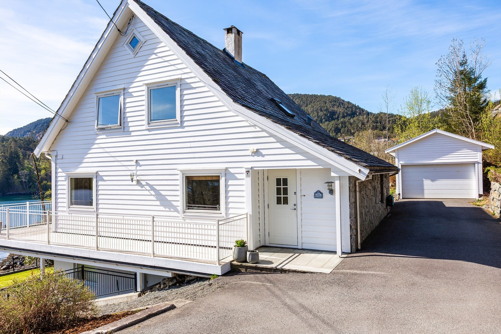 Asfaltert adkomst og gårdsplass med gode parkeringsmuligheter i garasje og carport | Galleribilde