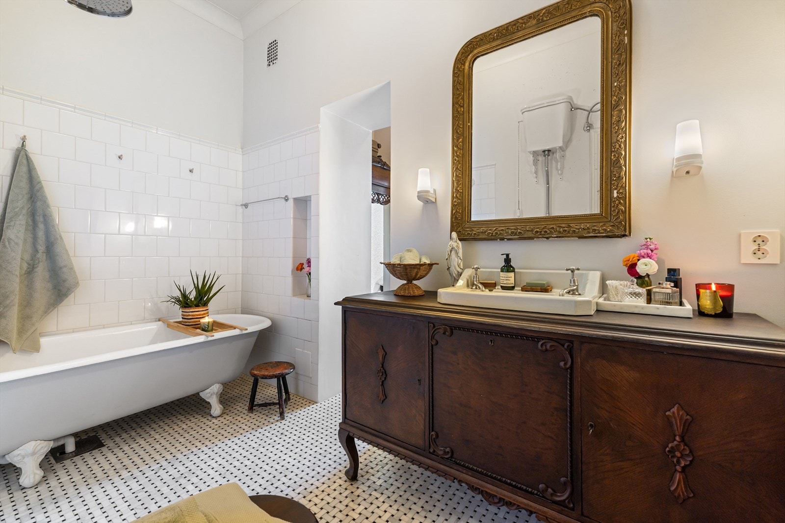 Badet er utstyrt med badekar med tappekran og dusjslange, dusj med regndusj og hånddusj, gulvmontert toalett og baderomsmøbel med skap, innfelt servant og blandebatteri. Galleribilde