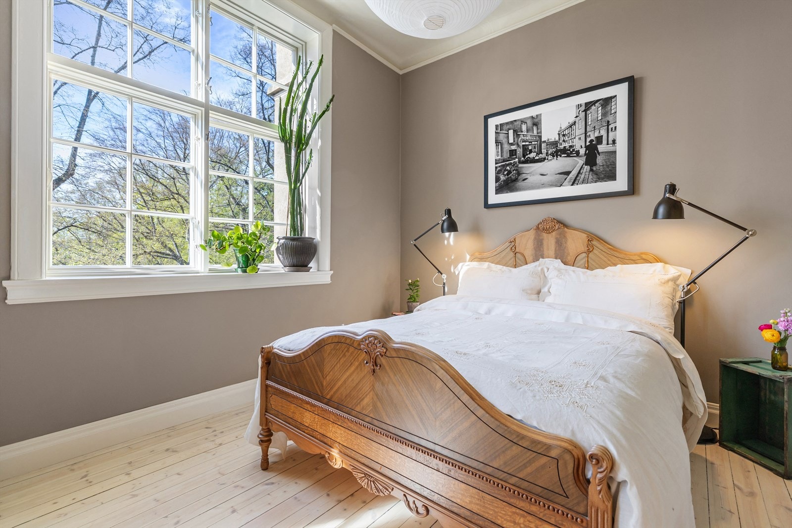 Soverom 2 er romslig, og har god plass til dobbeltseng, nattbord og garderobeskap/kommode. Galleribilde